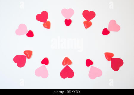 San Valentine's coeur décorations formées avec des papiers rouges et roses et jelly beans et oursons gélifiés. Valetine jour San Banque D'Images