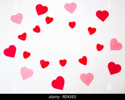 San Valentine's coeur décorations formées avec des papiers rouges et roses et jelly beans et oursons gélifiés. Valetine jour San Banque D'Images