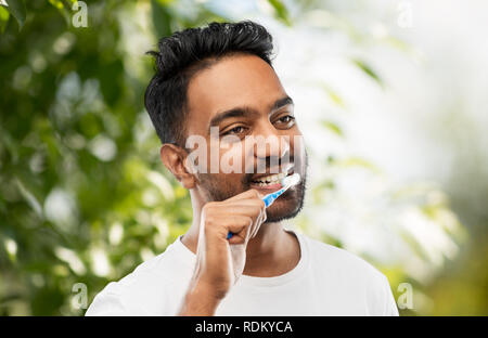 L'homme indien avec le nettoyage des dents brosse à dents Banque D'Images