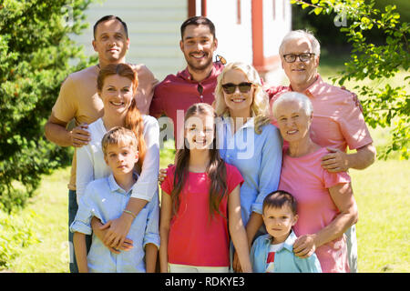 Portrait de famille heureuse dans son jardin d'été Banque D'Images