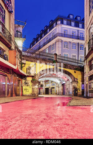 Lisbonne, Portugal - 9 décembre, 2018 : "rose" de la rue piétonne de la rue Rua Nova do Carvalho dans le Cais do Sodré de Lisbonne au cours de l'heure bleue Banque D'Images