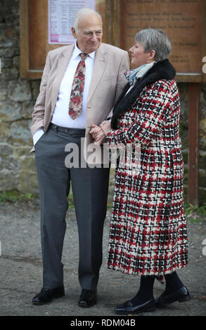 Roy Hudd et son épouse Debbie arrivent à All Hallows Church in Tillington, Sussex de l'Ouest, pour les funérailles de l'actrice June Whitfield. Banque D'Images