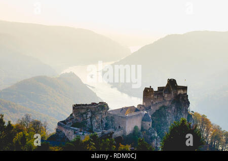 Ruines du château d'Aggstein Burgruine dans la Wachau / Basse-autriche au coucher du soleil Banque D'Images