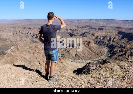 Un homme donne sur le Fish River Canyon - Afrique Namibie Banque D'Images