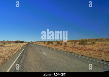 Point de vue de la conduite automobile dans le désert australien. Point de vue personnel conducteur de véhicule roulant sur route déserte, belle Australian Outback Banque D'Images