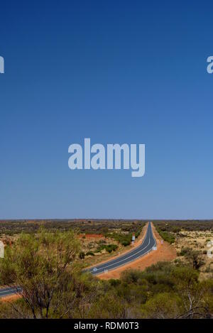 Point de vue de la conduite automobile dans le désert australien. Point de vue personnel conducteur de véhicule roulant sur route déserte, belle Australian Outback Banque D'Images