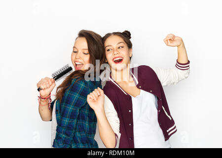 Teenage Girls singing à brosse et s'amuser Banque D'Images