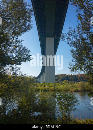 Le pont dans Mulheim-Mintard Ruhrtal (Mintarder Ruhrtalbrücke) est le plus long pont en acier en Allemagne, la connexion d'Essen et Düsseldorf par l'autoroute A Banque D'Images