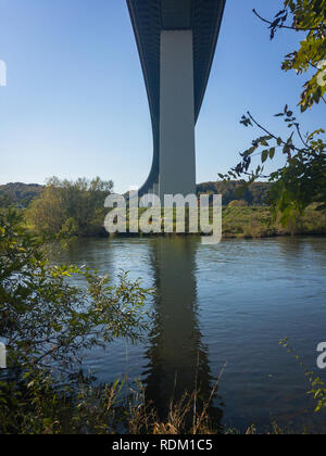 Le pont dans Mulheim-Mintard Ruhrtal (Mintarder Ruhrtalbrücke) est le plus long pont en acier en Allemagne, la connexion d'Essen et Düsseldorf par l'autoroute A Banque D'Images