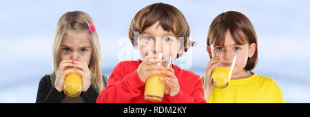 Groupe d'enfants fille garçon kids drinking orange juice la saine alimentation jeune bannière Banque D'Images