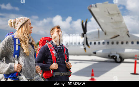 Couple de touristes avec des sacs sur avion Banque D'Images