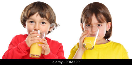 Enfants Enfants Fille Garçon drinking orange juice la saine alimentation isolé sur fond blanc Banque D'Images