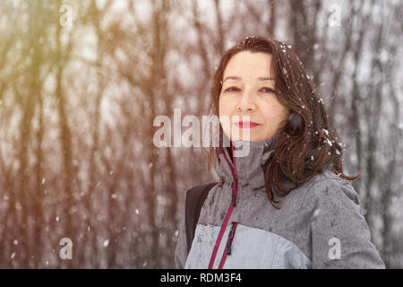 Belle fille de vêtements décontractés en hiver jour de neige. Banque D'Images