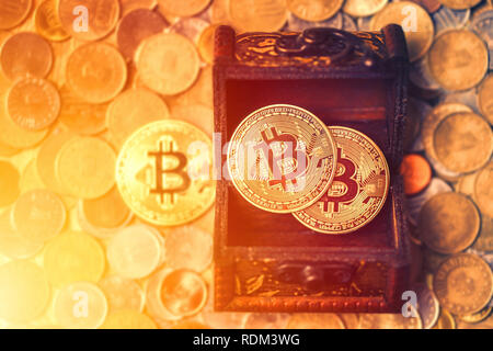 Trésor de Bitcoins en métal sur le coin arrière-plan. Caissons avec pièce de monnaie numérique peu BTC concept technologique. Banque D'Images
