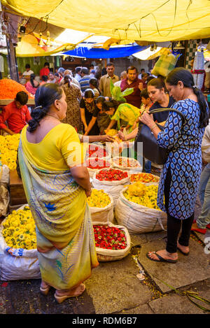 Marché aux fleurs, marché Devaraja, Mysore. Mysuru, Karnataka, Inde Banque D'Images