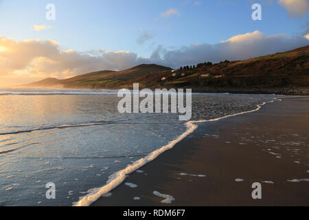 Au crépuscule de l'éclairage moyen sauvage de l'Atlantique, pouce, péninsule de Dingle, comté de Kerry, Irlande Banque D'Images