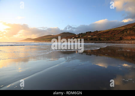 Au crépuscule de l'éclairage moyen sauvage de l'Atlantique, pouce, péninsule de Dingle, comté de Kerry, Irlande Banque D'Images