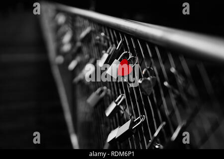 Cadenas en forme de coeur sur le pont à Munich Banque D'Images