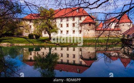 Otocec Castle sur une île de la rivière Krka. Banque D'Images