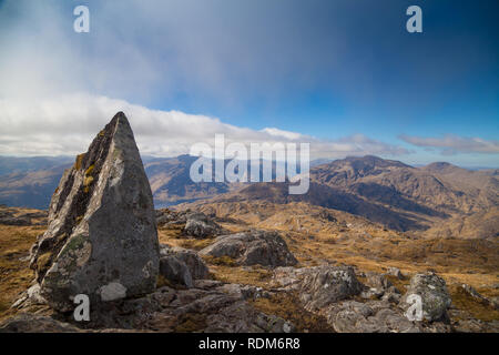 À la recherche de nouveau la crête jusqu'au Corbett Fraoch Bheinn près de Glenfinnan, dans l'Écosse de Lochaber. Banque D'Images