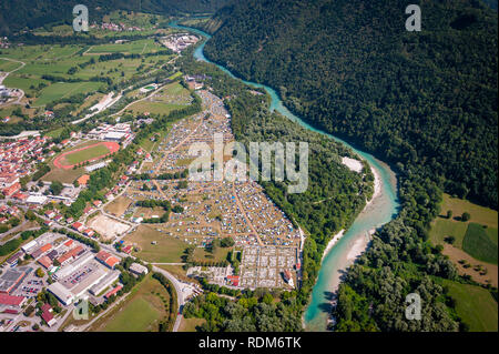 Areal view sur metal camp par la rivière soca à Tolmin, Slovénie Banque D'Images