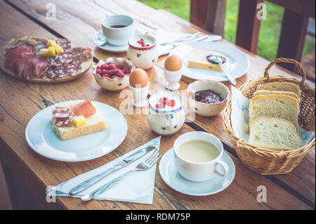 Table pleine de nourriture, le petit déjeuner du matin Banque D'Images