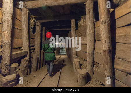 Balades touristiques à l'intérieur de la mine de mercure à Lokeren, Slovénie Banque D'Images