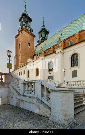 GNIEZNO, POLOGNE GRANDE PROVINCE / POLOGNE - 8 juillet, 2018 : la cathédrale de Gniezno Royal Banque D'Images