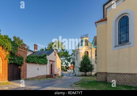 GNIEZNO, POLOGNE GRANDE PROVINCE / POLOGNE - 8 juillet, 2018 : Lech's Hill, centre de pèlerinage. L'église saint Stanislas (dans le fond). Banque D'Images