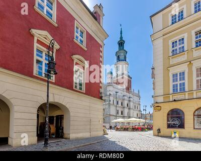 POZNAN, POLOGNE GRANDE PROVINCE / Pologne - 20 juillet 2018 : la vieille ville, l'entrée de Wielka rue sur la place du Vieux Marché avec 16e c. L'Hôtel de ville Banque D'Images