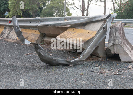 Une vue rapprochée de la barrière bolck de métal et de béton sur le côté d'une autoroute ou d'autoroute qui a été endommagé par une voiture ou véhicule à moteur s'écraser Banque D'Images