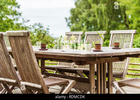 Jardin avec table en tasses Banque D'Images