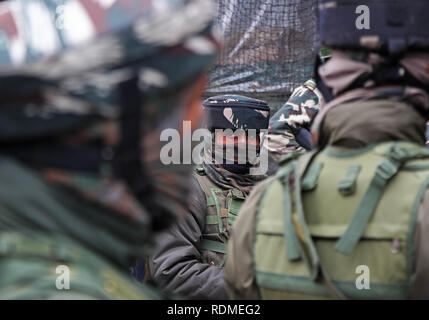 Srinagar, au Cachemire. 18 janvier, 2019. Un Indien paramilitaire est vu près de l'endroit où des militants présumés ont lancé une grenade dans le centre-ville Lal Chowk à Srinagar, au Cachemire le 18 janvier 2018.la police indienne a déclaré à une agence de presse locale que deux incidents d'attaque à la grenade par des militants a eu lieu à Srinagar et Shopian.Cependant, il n'y a pas de pertes de vie et les enquêtes sont en cours. Credit : Faisal Khan/Pacific Press/Alamy Live News Banque D'Images