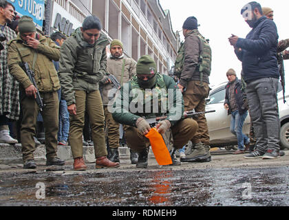 Srinagar, au Cachemire. 18 janvier, 2019. Les forces de sécurité de recueillir des échantillons de l'endroit où des militants présumés ont lancé une grenade dans le centre-ville Lal Chowk à Srinagar, au Cachemire le 18 janvier 2018.la police indienne a déclaré à une agence de presse locale que deux incidents d'attaque à la grenade par des militants a eu lieu à Srinagar et Shopian.Cependant, il n'y a pas de pertes de vie et les enquêtes sont en cours. Credit : Faisal Khan/Pacific Press/Alamy Live News Banque D'Images