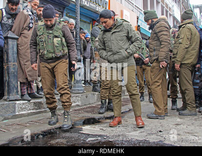 Srinagar, au Cachemire. 18 janvier, 2019. Les forces de sécurité inspecter l'endroit où des militants présumés ont lancé une grenade dans le centre-ville Lal Chowk à Srinagar, au Cachemire le 18 janvier 2018.la police indienne a déclaré à une agence de presse locale que deux incidents d'attaque à la grenade par des militants a eu lieu à Srinagar et Shopian.Cependant, il n'y a pas de pertes de vie et les enquêtes sont en cours. Credit : Faisal Khan/Pacific Press/Alamy Live News Banque D'Images