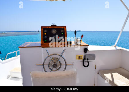 Vue sur vieux bateau volant dans l'océan turquoise Banque D'Images