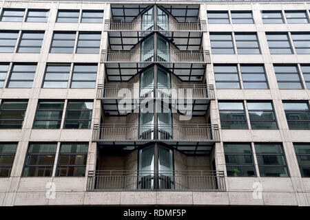 Allemagne Berlin - 12 novembre 2018. Façade d'un immeuble résidentiel à Berlin, avec des fenêtres et balcons. Banque D'Images