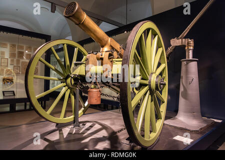 Dresde, Allemagne - le 13 novembre 2018. Mitrailleuse Reffye Pistolet datant de 1869 de volley sur l'affichage à l'Histoire militaire Musée de Dresde. Banque D'Images