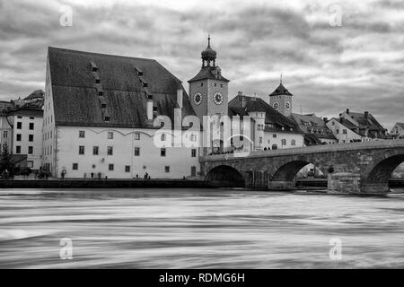 Pont en arc de pierre médiévale sur le Danube avec ses bâtiments historiques et porte de ville, Regensburg, Allemagne. Banque D'Images