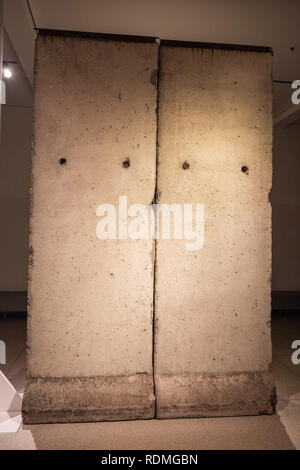 Dresde, Allemagne - le 13 novembre 2018. Fragment du mur de Berlin à l'affiche au Musée d'histoire militaire de Dresde. Banque D'Images