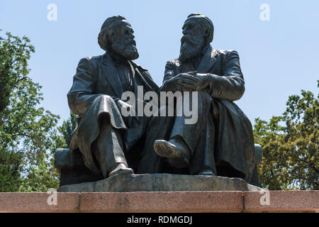 Marx et Engels statue, Bichkek, Kirghizistan. Banque D'Images