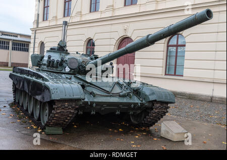 Dresde, Allemagne - le 13 novembre 2018. Soviet tank T 72M, datant de 1983, exposé au Musée d'histoire militaire de Dresde. Banque D'Images