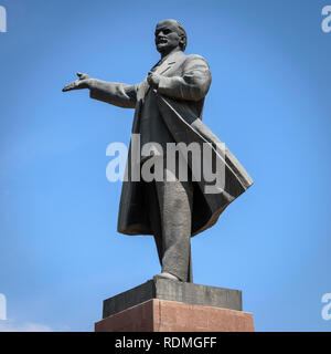 Taille de la vie de Lénine de bronze statue, Osh, au Kirghizistan. Banque D'Images