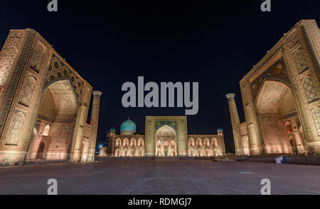 La place du Registan, la nuit, à l'imposant bâtiment, Madrasa Ulugh Beg Madrasah, Sher-Dor Tilya Kori Madrasah et les Madrasah, Samarkand. Banque D'Images