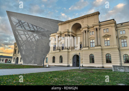 Dresde, Allemagne - le 13 novembre 2018. Vue extérieure du Musée d'histoire militaire de Dresde. Banque D'Images