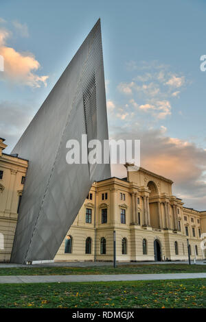 Dresde, Allemagne - le 13 novembre 2018. Vue extérieure du Musée d'histoire militaire de Dresde. Banque D'Images