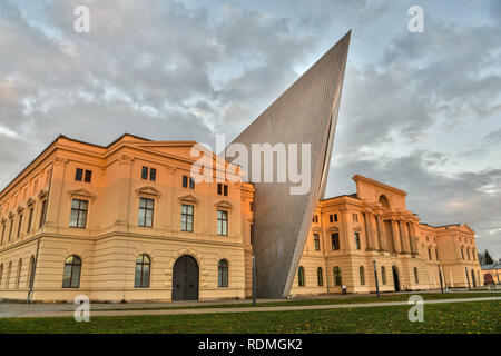 Dresde, Allemagne - le 13 novembre 2018. Vue extérieure du Musée d'histoire militaire de Dresde. Banque D'Images