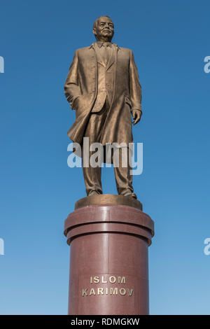 Islom Karimov Statue du 20e siècle à Samarkand, président de l'Ouzbékistan. Banque D'Images