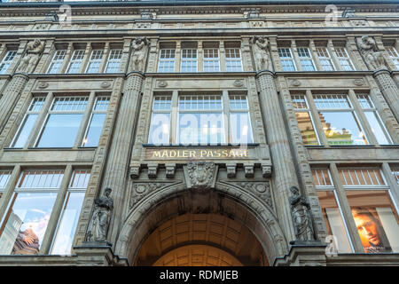 Leipzig, Allemagne - le 14 novembre 2018. Façade de l'immeuble Passage Madler à Leipzig, avec des sculptures. Banque D'Images