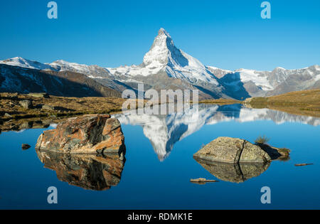 Matin à Matterhorn et son reflet dans un lac de montagne Banque D'Images